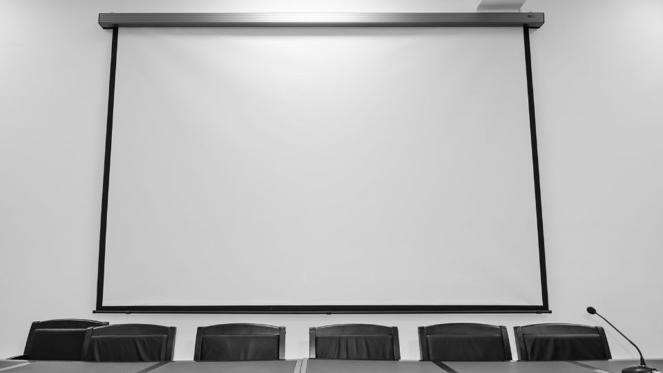 ecran de proiectie in sala de sedinte